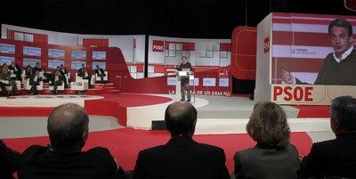El secretario general socialista interviene ayer en Zaragoza, ante la mirada de dirigentes y militantes de su partido.