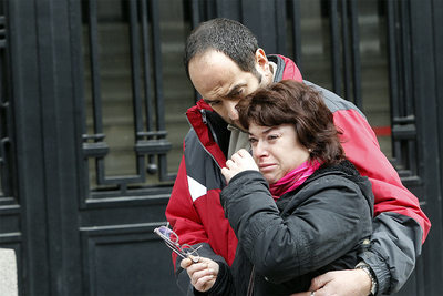 Dos de los familiares del enfermero Ángel Luis del Río, asesinado ayer.