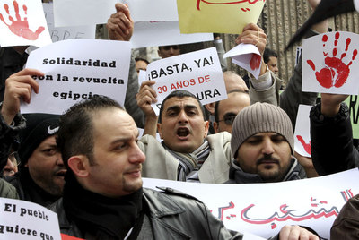 Unas 200 personas animan desde Madrid las protestas contra el régimen de Mubarak en Egipto