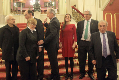 De izquierda a derecha, el arquitecto Frank O. Gehry; la cineasta Helena Taberna; el presidente de Iberdrola, Ignacio Sánchez Galán; el presidente de la Fundación Sabino Arana, Juan María Atutxa; la triatleta Virginia Berasategi, el científico Pedro Miguel Etxenike y el presidente del grupo empresarial Gureak, Iñaki Alkorta, ayer en las escaleras del Teatro Arriaga antes de la entrega de los premios.