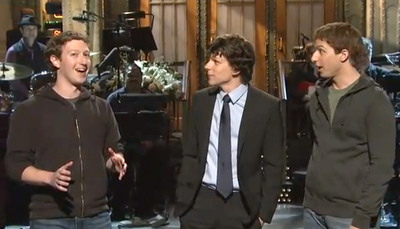 Mark Zuckerberg (izquierda), con el actor Jesse Eisenberg y el imitador de  SNL. 