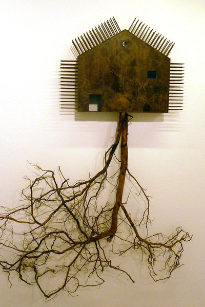 Obra de Rablaci en la exposición  Raíces del desarraigo. 