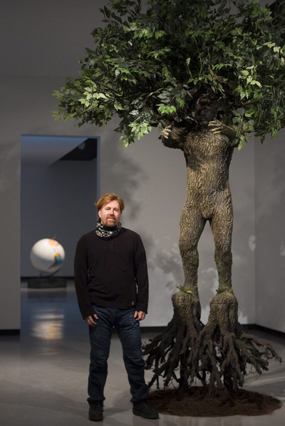 Federico Guzmán posa junto a su obra  Hombre=Árbol , en la sala Santa Inés de Sevilla.