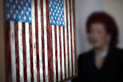 La obra  Flags  (1987), de Jasper Johns, ayer en el IVAM de Valencia.