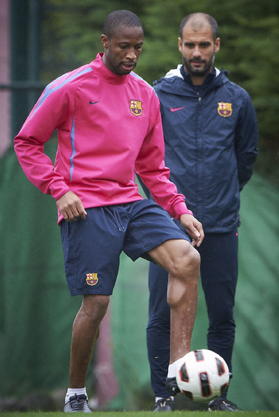 Guardiola observa a Keita en una sesión preparatoria.