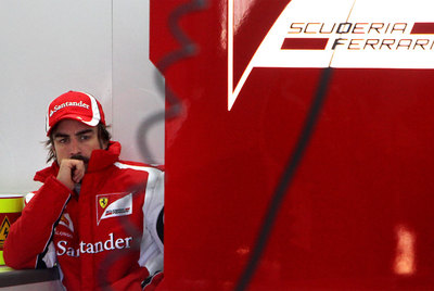 Fernando Alonso, ayer en el circuito valenciano de Cheste, durante un descanso.