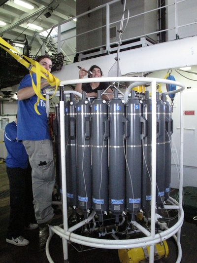 Los especialistas preparan el equipo de sondeo CTD, en el buque  Sarmiento de Gamboa , para toman datos de la columna de agua a profundidades de más de 6.000 metros en el Atlántico.