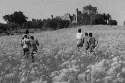 Sobre estas líneas, fotograma de la película  Todos sois capitanes , de Oliver Laxe. A la izquierda,