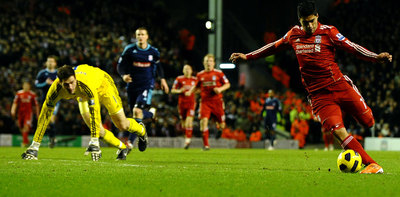 Suárez dispara a puerta vacía para lograr el segundo tanto del Liverpool ante el Stoke City.