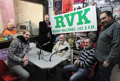 Miembros del  gabinete de crisis  de Radio Vallekas posan en un estudio de la emisora.