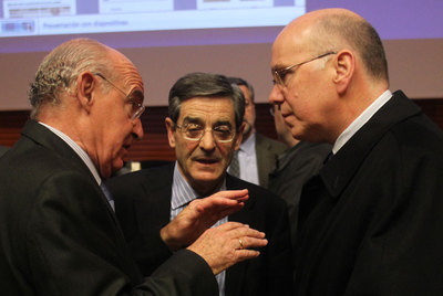 De izquierda a derecha, el ex presidente de Innobasque, Pedro Luis Uriarte; el presidente de la BBK, Mario Fernández,  y el diputado vizcaíno de Hacienda, José María Iruarrizaga, en la jornada de debate de ayer.