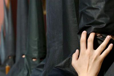 Un nazareno, en una hermandad de Sevilla.