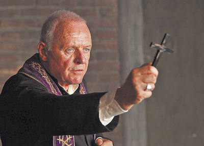  Anthony Hopkins en el papel del exorcista real Gary Thomas en  The rite.  