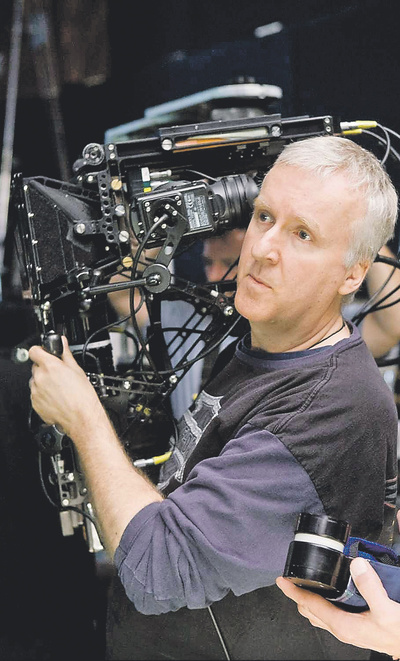  James Cameron, durante el rodaje de  Avatar,  manejando la cámara virtual creada por él mismo.  