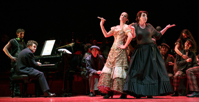 Escena de  Amadeu,  de Albert Boadella. A la izquierda, Antoni Comas (Amadeo Vives), al piano.