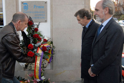 De izquierda a derecha, Manuel Carballeira, miembro de Fuco Buxán; Antonio Azarola, nieto del homenajeado, y el alcalde Vicente Irisarri.rnAntonio Azarola Gresillón.