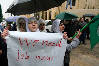 Jóvenes jordanas protestan ayer en Ammán con un cartel en el que se lee 