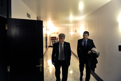 José Ramón Elorriaga, a la izquierda, acompañado por su abogado, Javier Beramendi, en los pasillos del Parlamento vasco.