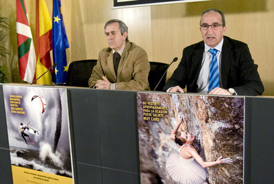 El viceconsejero de Interior, Raúl Fernández de Arroiabe (derecha) presentó ayer en Bilbao la campaña de prevención de accidentes junto al director de Atención de Emergencias y Meteorología, Pedro Anitua.