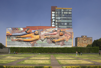  Mural de David Alfaro Siqueiros (titulado   El pueblo a la Universidad y la Universidad al pueblo)  en la Ciudad Universitaria de México DF, conjunto arquitectónico de los primeros años cincuenta.
