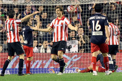 Llorente celebra con Susaeta su gol al Sporting, el tercero del Athletic.