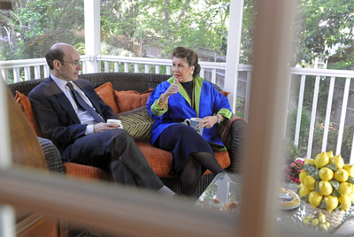 Los autores de  Esta vez es diferente,  Kenneth Rogoff y Carmen Reinhart, en mayo de 2010.