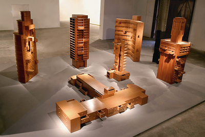 Obra  Downtown  (2002-2003), que convierte en mobiliario varios edificios cubanos emblemáticos.