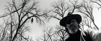 Jeff Bridges se autorretrata con un ahorcado al fondo caracterizado para su papel en  Valor de ley. 