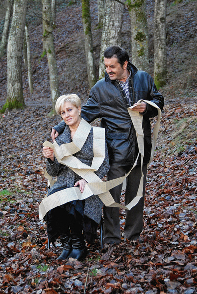 Elvira y Leoncio posan con una carta escrita por él a ella en un rollo de papel higiénico El Elefante.