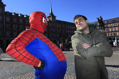 Peris Romano, director del corto documental  Llámame Parker,  con su protagonista, el Spiderman de la Plaza Mayor.