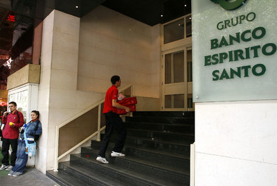 Un repartidor entra en la sede del banco portugués Espirito Santo en Madrid, en una foto de archivo.
