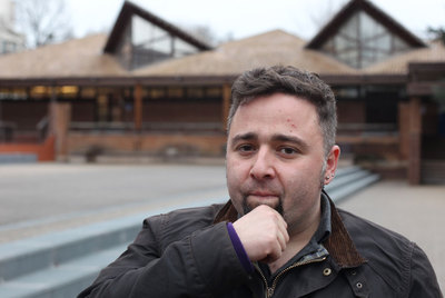 El director de comunicación de Tuenti, Ícaro Moyano, en la Universidad de Deusto de San Sebastián.rnLa Sonrisa de Julia actúa en San Sebastián.