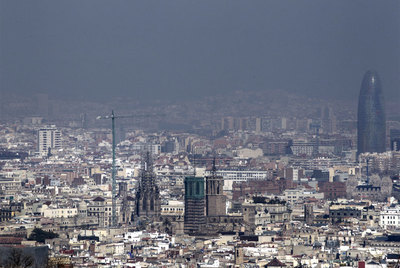 Imagen tomada ayer del centro de la ciudad de Barcelona cubierto por una densa capa de contaminación.