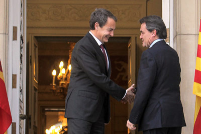 Zapatero saluda a Artur Mas en la puerta de La Moncloa.