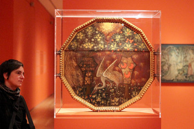 Una mujer observa la bandeja nupcial  El triunfo del amor  (c. 1453-1455) en la exposición del Museo de Bellas Artes de Bilbao.rnKepa Aulestia.