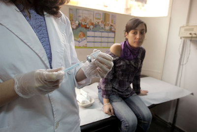Una mujer se vacuna contra la gripe en un ambulatorio de Madrid.
