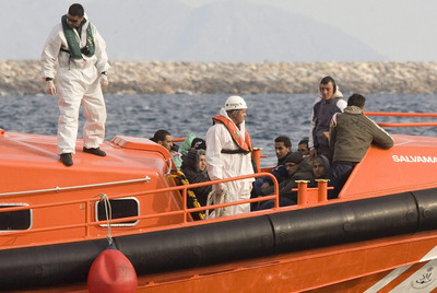Rescatados 12 'sin papeles' que intentaban llegar a Almería en una patera