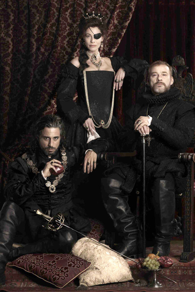 Hugo Silva, Belén Rueda y Eduard Fernández, en la serie  La princesa de Éboli. 