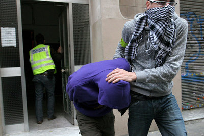 Mossos d'Esquadra detienen a un pedófilo en la redada de diciembre de 2010 en Barcelona.