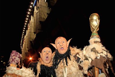 Dos figurantes en el exterior del estadio Santiago Bernabéu.