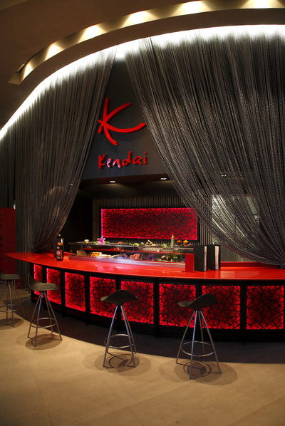 Barra de la coctelería y el restaurante  sushi-bar  instalados en el anfiteatro del Häagen-Dazs Calderón.