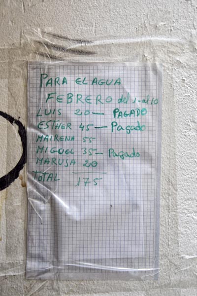 Cartel en una de las fincas de la calle San Ramón del Raval de Barcelona.