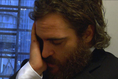 Joaquin Phoenix sufre en un momento de  I'm still here. 