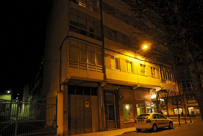 En uno de los pisos de este edificio apareció muerta la mujer que convivía con los detenidos.