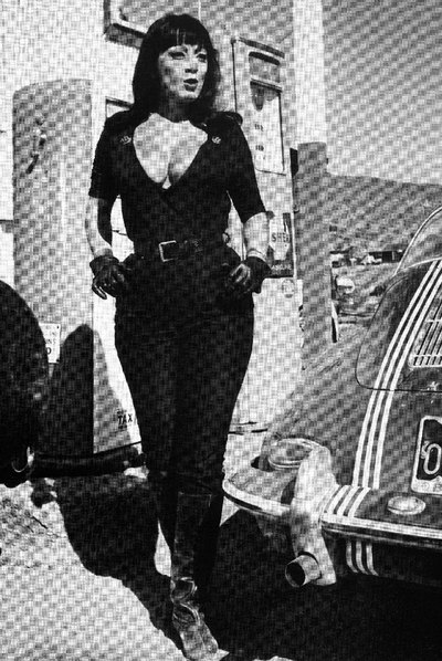Tura Satana, en un fotograma de  Faster, Pussycat! Kill, kill!  en 1965.