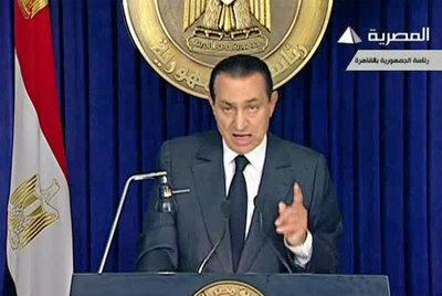 El presidente Hosni Mubarak en el discurso televisado en el que anunció su decisión de pilotar una 