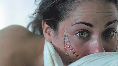  Un ciempiés humano fabricado por un profesor chiflado, es el argumento de la película  The human centipede  