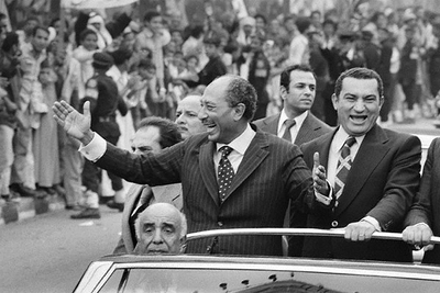 El presidente Anuar el Sadat (izquierda) y su  número dos,  el entonces vicepresidente Hosni Mubarak, en una imagen sin datar.
