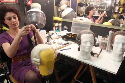 Una peluquera retoca ayer en el Arriaga una de las pelucas que se utilizan en   Beaumarchais.  