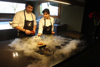 Jordi e Isabel Juncá preparan el postre volcán en erupción en Ca l'Enric, en la Vall de Bianya (Girona)